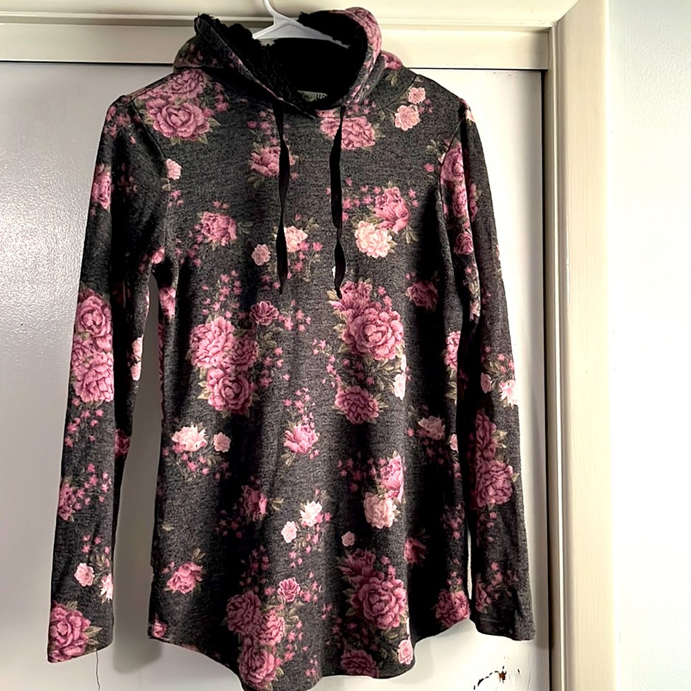 🍇floral knit hooded top, faux fur lined hood, black floral size medium